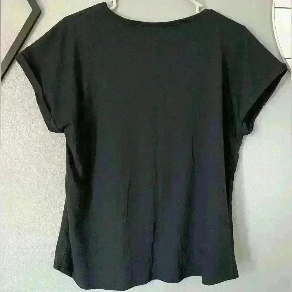 💚 2/$15 Underarmour Size Medium Loose Fit Black & White T-Shirt - Picture 3 of 3